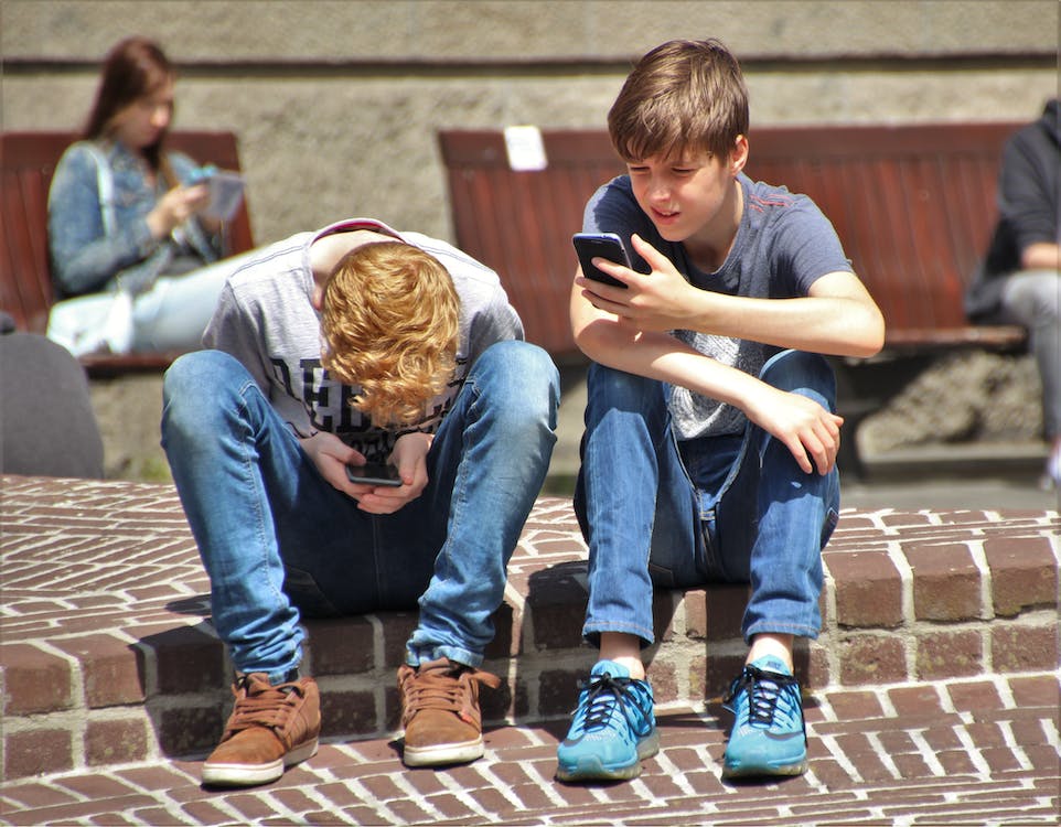 Ungdomar som tittar på telefon.